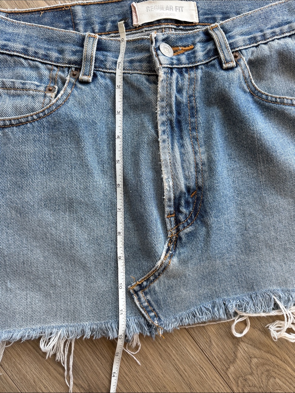Vintage Levi’s Denim Mini Skirt 32W Y2K Light Wash Raw Hem - Picture 6 of 6
